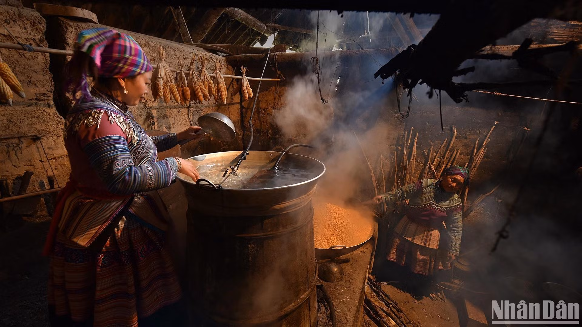 L’alcool de maïs de Ban Pho : flamme vivante du savoir populaire ảnh 5