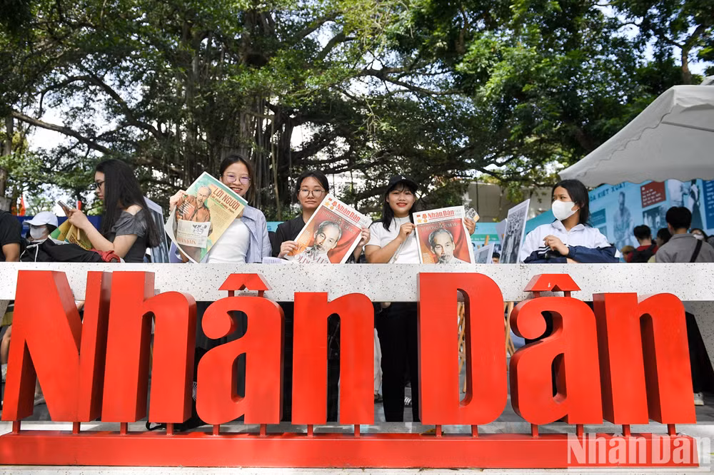 Les lecteurs chanceux ont pu obtenir l’édition du week-end de Nhân Dân ainsi que le supplément spécial publié à l’occasion du 135e anniversaire de la naissance du Président Hô Chi Minh.