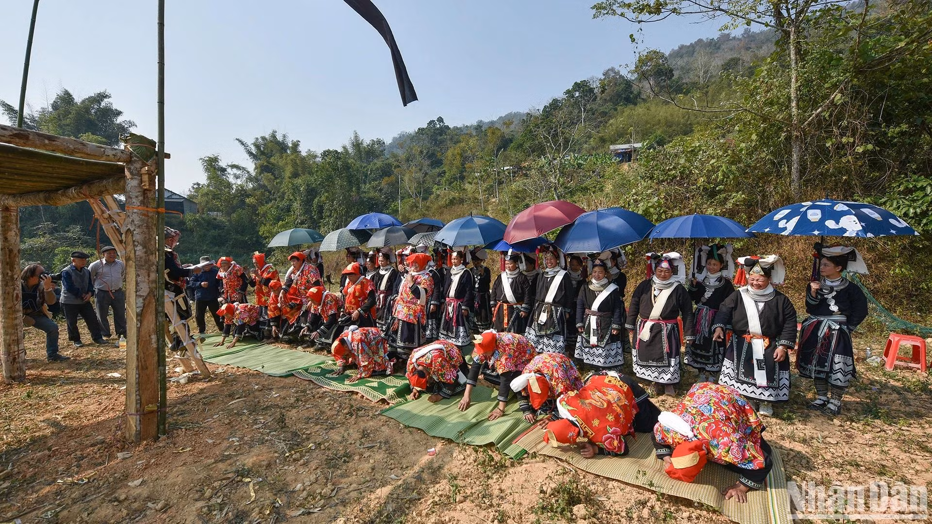 Le Tau Sai – ou rituel des douze lampes – constitue une forme avancée de la cérémonie de « cap sac » des Dao Tien.