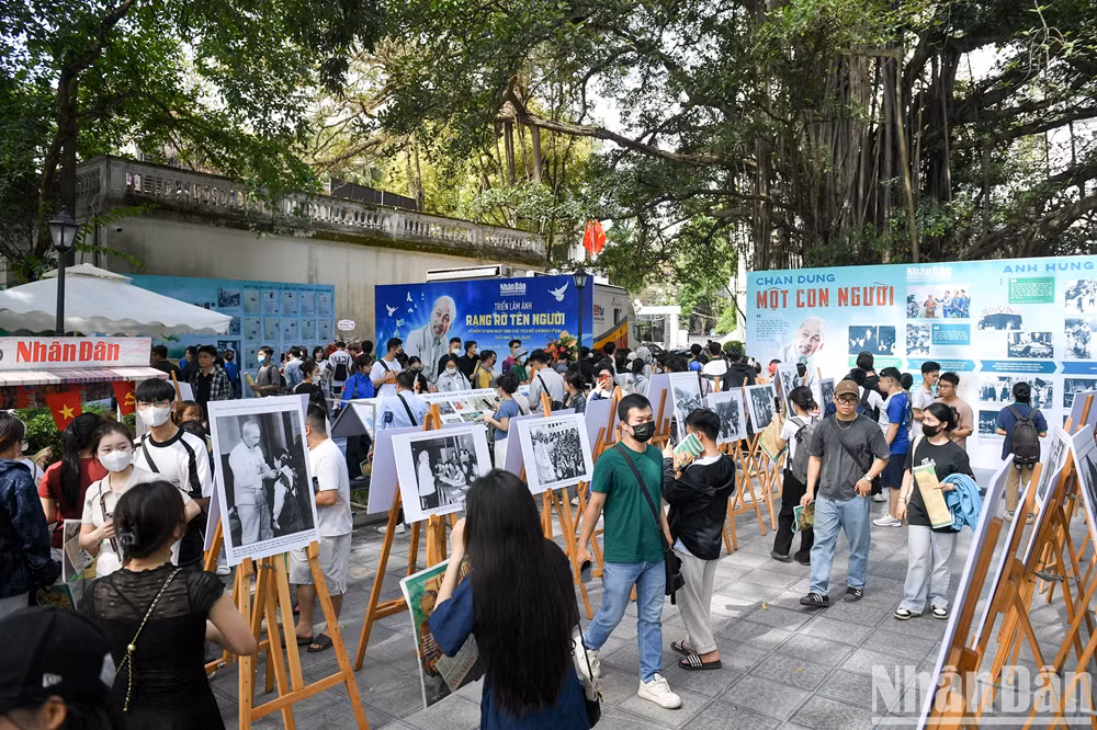 L’exposition présente 43 photographies sur la vie et la carrière du Président Hô Chi Minh.