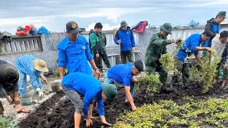 Les membres de l’Union des jeunes de la commune de Sin Thau, district de Muong Nhe, plantent des arbres autour de la tour du drapeau d’A Pa Chai.