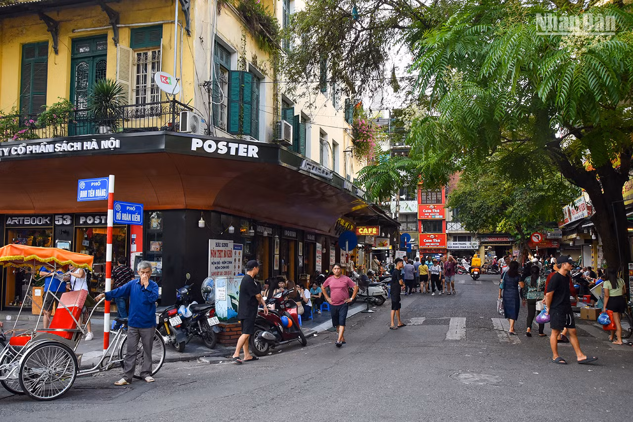 La rue Hô Hoàn Kiêm.
