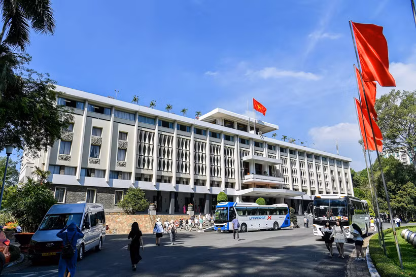 Le Palais de l’Indépendance mesure 26 m de hauteur, avec une superficie construite de 4500 m² et une superficie totale d’environ 20 000 m². Il comprend un sous-sol, un rez-de-chaussée, trois étages principaux, deux mezzanines et un toit-terrasse, avec environ 100 pièces décorées de manière distincte.