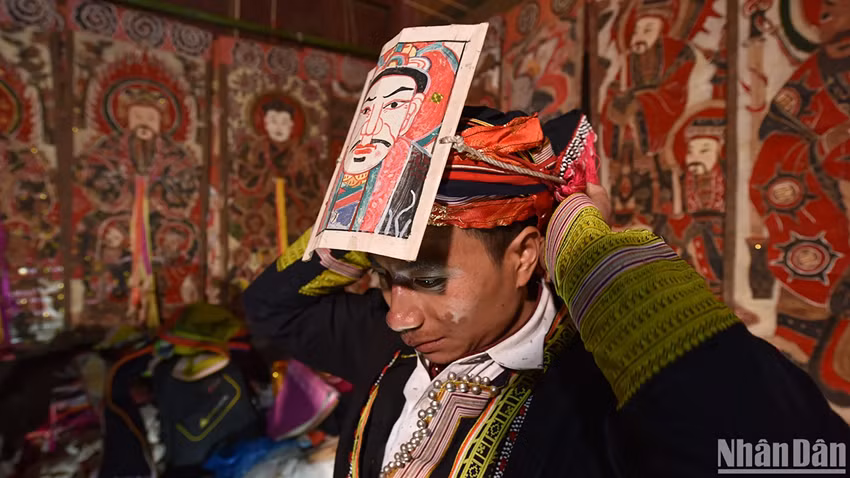 Lors de la cérémonie du cap sac, le récipiendaire reçoit un nom spirituel. Photo : NDEL. Lors de la cérémonie du cap sac, le récipiendaire reçoit un nom spirituel. Photo : NDEL.