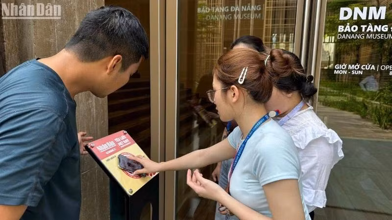Un panneau muni de puces NFC du projet « Yêu lắm Việt Nam », initié par le journal Nhân Dân en partenariat avec les experts technologies, est installé au Musée de Da Nang. Photo : NDEL. Un panneau muni de puces NFC du projet « Yêu lắm Việt Nam », initié par le journal Nhân Dân en partenariat avec les experts technologies, est installé au Musée de Da Nang. Photo : NDEL.