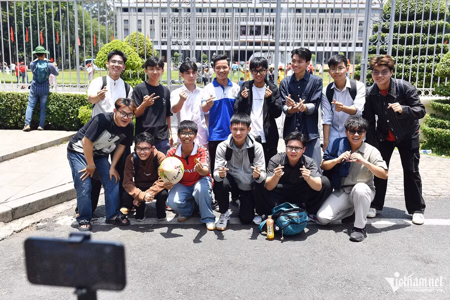 L'amour de la Patrie envahit les rues de Hô Chi Minh-Ville à la fin du mois d'avril ảnh 2