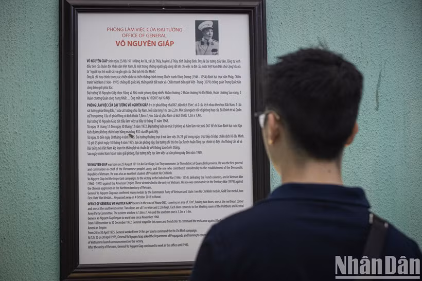 À côté de la salle de réunion du Bureau Politique et de la Commission militaire centrale se trouve le bureau du Général Vo Nguyên Giap. À côté de la salle de réunion du Bureau Politique et de la Commission militaire centrale se trouve le bureau du Général Vo Nguyên Giap.