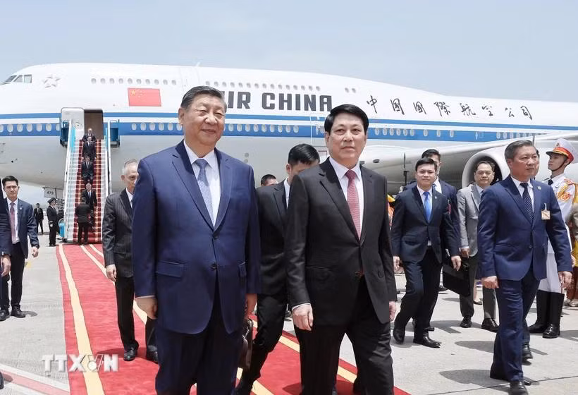 Le président vietnamien Luong Cuong accueille le secrétaire général et président de la Chine, Xi Jinping le 14 avril à l’aéroport international de Nôi Bai, Hanoï. Photo : VNA.