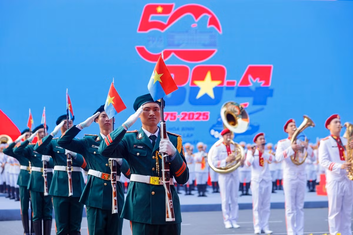 Le défilé commémoratif marquant le 50e anniversaire de la Libération du Sud et de la Réunification nationale (30 avril 1975-2025) à Hô Chi Minh-Ville. Photo : VGP.