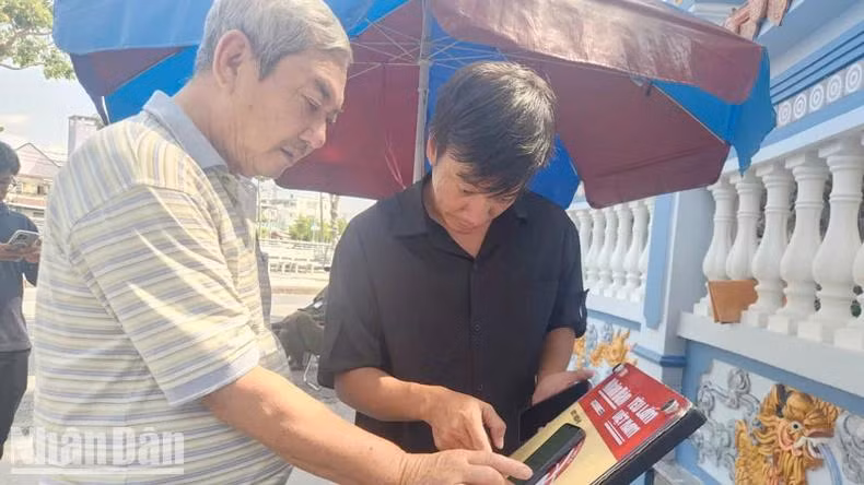 Les visiteurs expérimentent la technologie. Photo : NDEL.