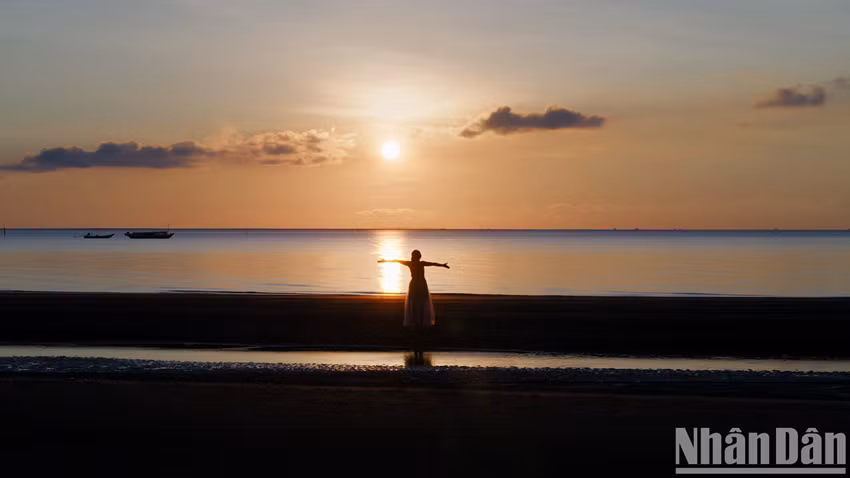 De nombreux visiteurs sont fascinés par le spectacle du lever du soleil sur la mer du Sud-Ouest. Photo : Nhân Dân.