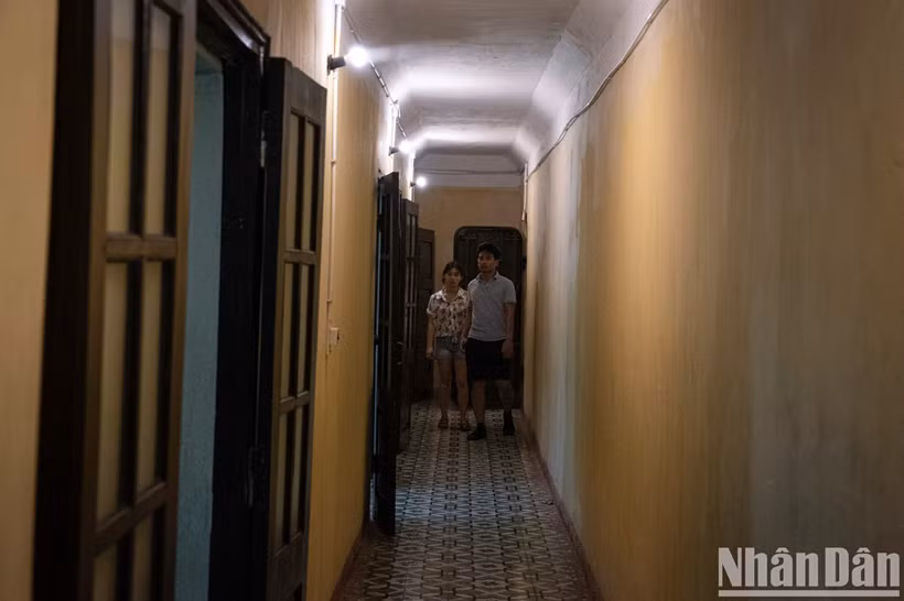 La porte principale mène au couloir, avec deux extrémités reliant les deux escaliers qui mènent aux bureaux du Général Vo Nguyên Giap et du Général Van Tiên Dung. La porte principale mène au couloir, avec deux extrémités reliant les deux escaliers qui mènent aux bureaux du Général Vo Nguyên Giap et du Général Van Tiên Dung.