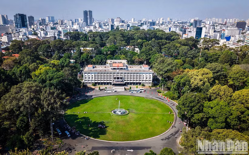 Avant le 30 avril 1975 historique, le Palais de l’Indépendance était l’un des centres névralgiques du régime de Saïgon, témoin de l’intervention militaire étrangère ayant provoqué une guerre dévastatrice au Vietnam. Ci-dessus, une vue aérienne du Palais de l’Indépendance (photo prise en avril 2025).