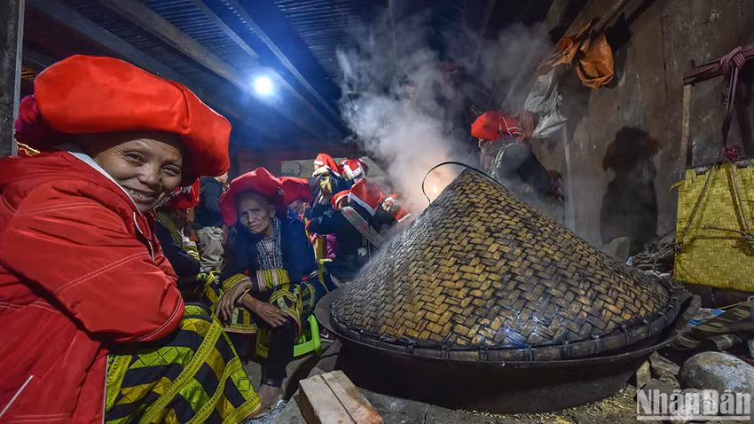 Les femmes Dao rouges assurent avec dévouement la préparation des repas durant la cérémonie du cap sac. Photo : NDEL. Les femmes Dao rouges assurent avec dévouement la préparation des repas durant la cérémonie du cap sac. Photo : NDEL.