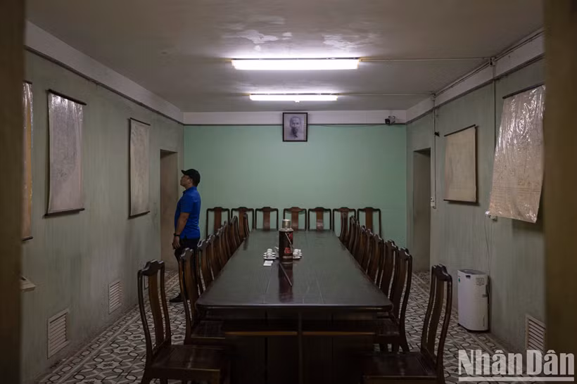 La salle de réunion située sous le bunker D67 est de forme rectangulaire, mesurant 9,15 m de long et 3,88 m de large. Les murs, d'une épaisseur de 0,47 m, sont en béton armé de haute résistance. La salle de réunion située sous le bunker D67 est de forme rectangulaire, mesurant 9,15 m de long et 3,88 m de large. Les murs, d'une épaisseur de 0,47 m, sont en béton armé de haute résistance.