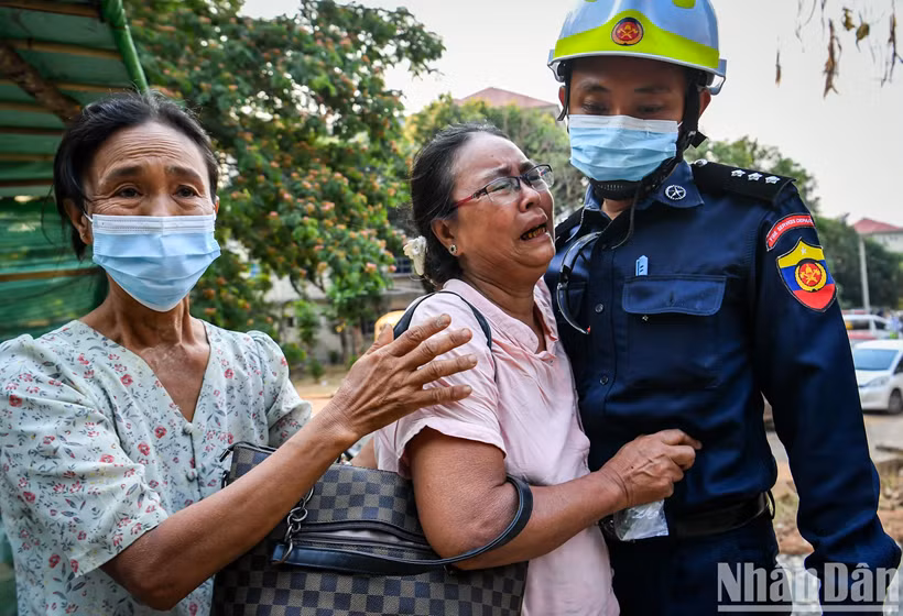 À l'extérieur, les proches des victimes encore piégées ne pouvaient retenir leur immense douleur.