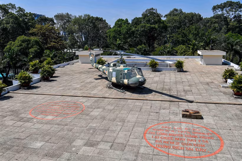 Le 8 avril 1975, le pilote Nguyen Thanh Trung, au commande d’un F-5E, décolle de Bien Hoa et largue des bombes sur le Palais de l’Indépendance. Bien que l'attaque ait causé des dommages légers, l’une des bombes est tombée sur le toit, n’explosant que partiellement et provoquant un affaissement localisé. Les traces de cette attaque ont été conservées par les gestionnaires du site, qui les ont mises en évidence pour permettre aux visiteurs de mieux comprendre cet événement historique.