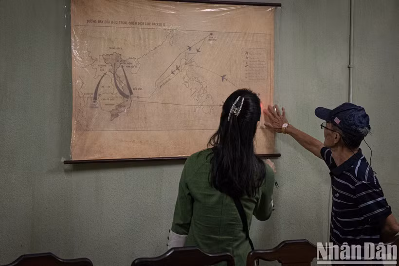 De nombreux objets, tels que des cartes de guerre, des tables et des chaises de réunion, ainsi que des appareils de communication, sont conservés dans leur état d'origine dans le bunker D67, offrant une impression saisissante d'une époque historique à la fois héroïque et marquée par des luttes intenses pour la liberté de la nation. De nombreux objets, tels que des cartes de guerre, des tables et des chaises de réunion, ainsi que des appareils de communication, sont conservés dans leur état d'origine dans le bunker D67, offrant une impression saisissante d'une époque historique à la fois héroïque et marquée par des luttes intenses pour la liberté de la nation.