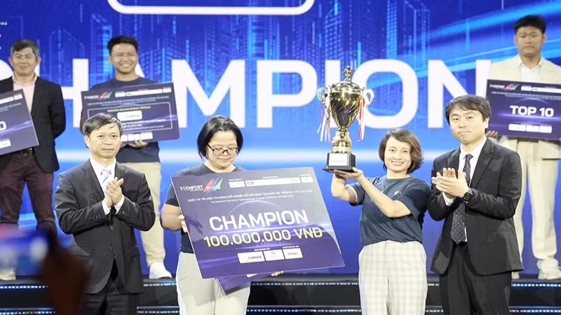 Remise du premier prix à l'équipe BUYO lors du concours cherchant des startups brillantes 2023. Photo : NDEL.