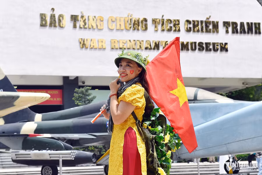 L'amour de la Patrie envahit les rues de Hô Chi Minh-Ville à la fin du mois d'avril ảnh 7