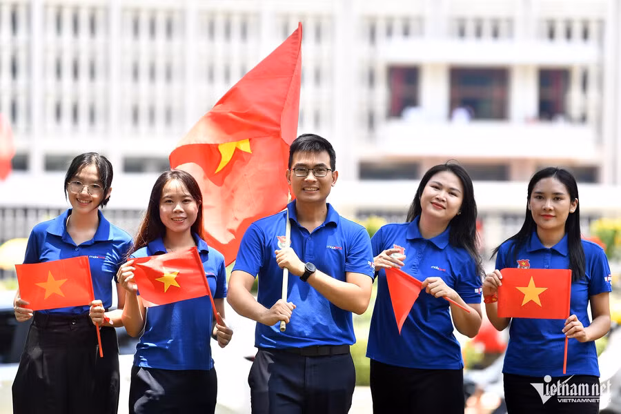 L'amour de la Patrie envahit les rues de Hô Chi Minh-Ville à la fin du mois d'avril ảnh 1