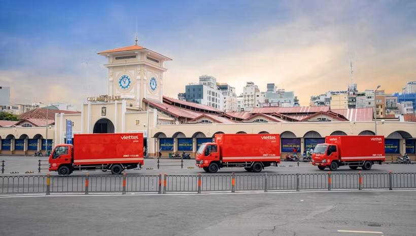 Des amions de livraison de Viettel Post devant le marche Ben Thanh à Ho Chi Minh-Ville. Photo : ICTVietnam.