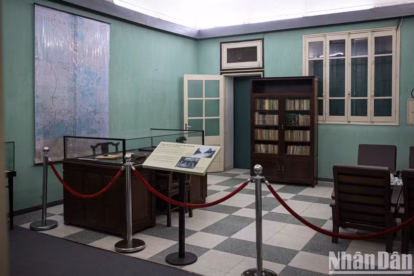 Le bureau du Général Van Tiên Dung se trouve à l'ouest de la maison D67. C'est dans cet espace, en sa qualité de vice-secrétaire de la Commission militaire centrale et chef d'État-major général de l'Armée populaire vietnamienne, qu'il signa de nombreuses directives et décisions cruciales, contribuant ainsi à la défaite de la guerre de destruction menée par l'aviation américaine dans le Nord. Le bureau du Général Van Tiên Dung se trouve à l'ouest de la maison D67. C'est dans cet espace, en sa qualité de vice-secrétaire de la Commission militaire centrale et chef d'État-major général de l'Armée populaire vietnamienne, qu'il signa de nombreuses directives et décisions cruciales, contribuant ainsi à la défaite de la guerre de destruction menée par l'aviation américaine dans le Nord.