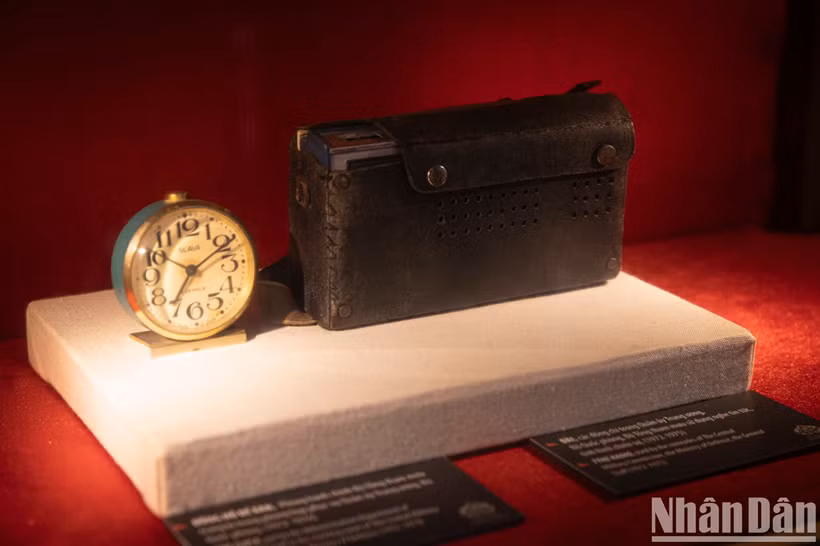 L’horloge de table et la radio, utilisés par les camarades de la Commission militaire centrale, du ministère de la Défense et de l'État-Major général pour suivre les nouvelles et l'évolution de la situation militaire entre 1972 et 1975, sont exposés dans la maison D67. L’horloge de table et la radio, utilisés par les camarades de la Commission militaire centrale, du ministère de la Défense et de l'État-Major général pour suivre les nouvelles et l'évolution de la situation militaire entre 1972 et 1975, sont exposés dans la maison D67.