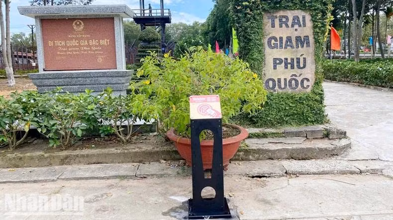 Un panneau installé au site historique national spécial du camp de détention de Phu Quôc. Photo : NDEL.