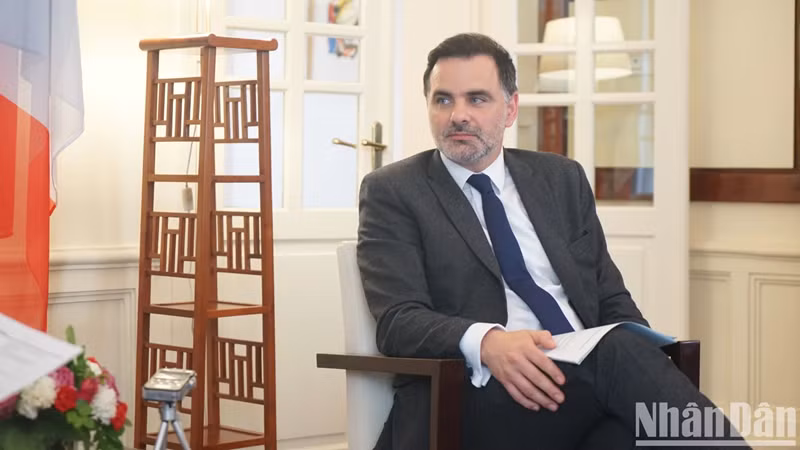Le ministre délégué chargé du Commerce extérieur et des Français de l'étranger, Laurent Saint-Martin lors d'une interview accordée au Journal Nhân Dân. Photo : NDEL.