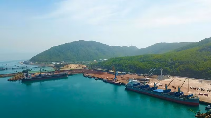 Le Quai n°3, de 225 mètres de longueur, peut accueillir des navires de 45 000 DWT, avec une capacité de 2,15 millions de tonnes de marchandises par an. Photo : baohatinh. Le Quai n°3, de 225 mètres de longueur, peut accueillir des navires de 45 000 DWT, avec une capacité de 2,15 millions de tonnes de marchandises par an. Photo : baohatinh.