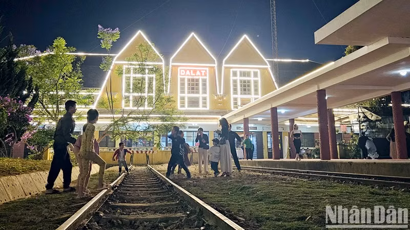 Avant de monter à bord du train, les passagers peuvent également visiter et prendre des photos à la gare de Dà Lat.