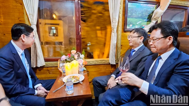 Le secrétaire permanent du Comité provincial du Parti, Trân Dinh Van (à gauche), a qualifié « Le Voyage nocturne à Dà Lat » d'un produit touristique unique et intéressant.