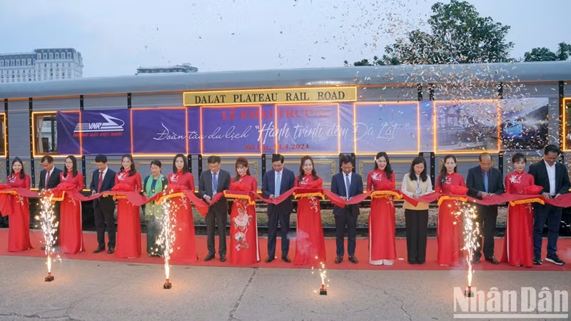 Les délégués ont procédé à la cérémonie de lancement du train touristique « Voyage nocturne à Dà Lat ».