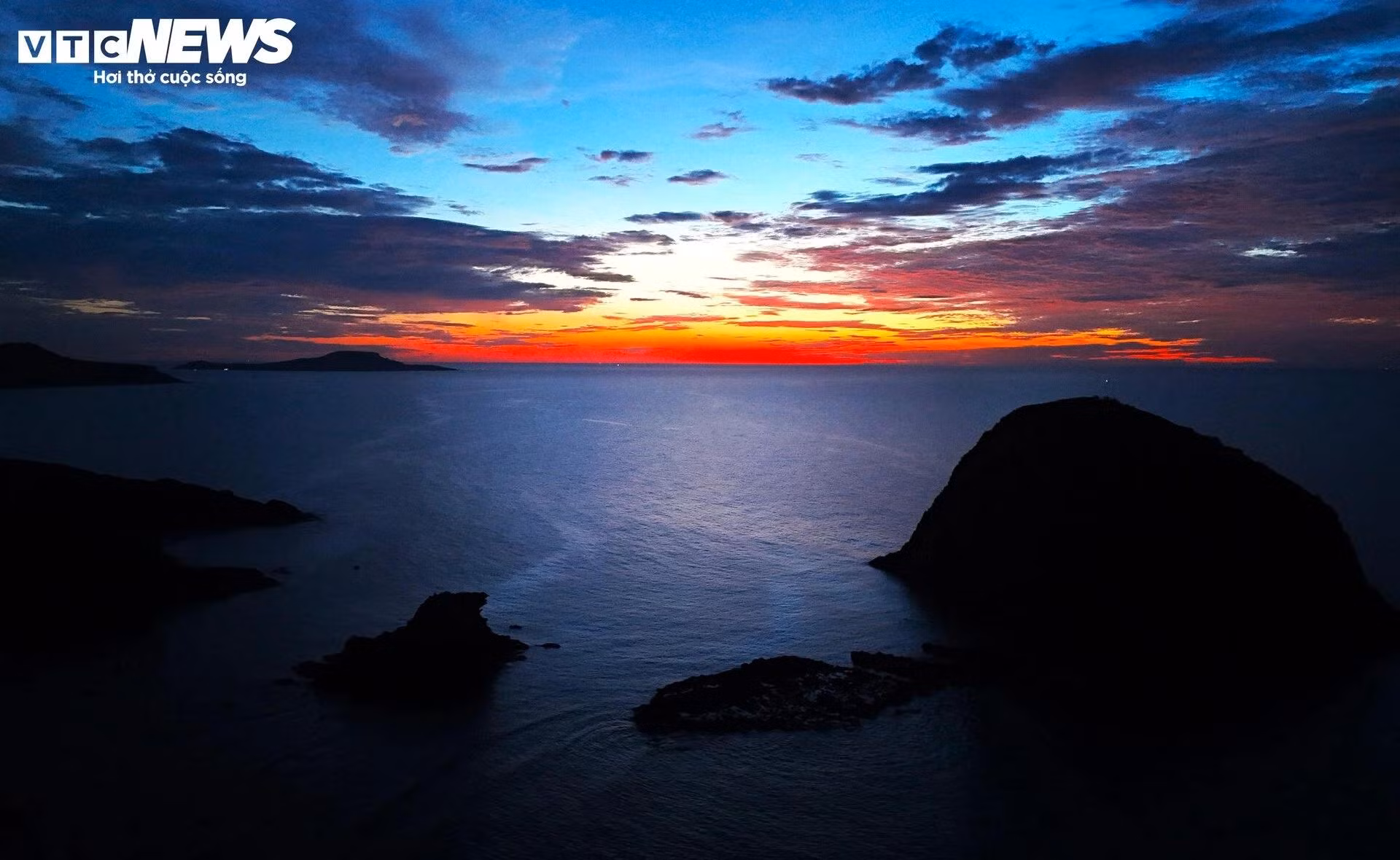 Cet endroit était autrefois une chaîne de montagnes érodée par l’eau de mer au fil du temps, formant deux îlots émergeant de la mer. Photo : VTC News.