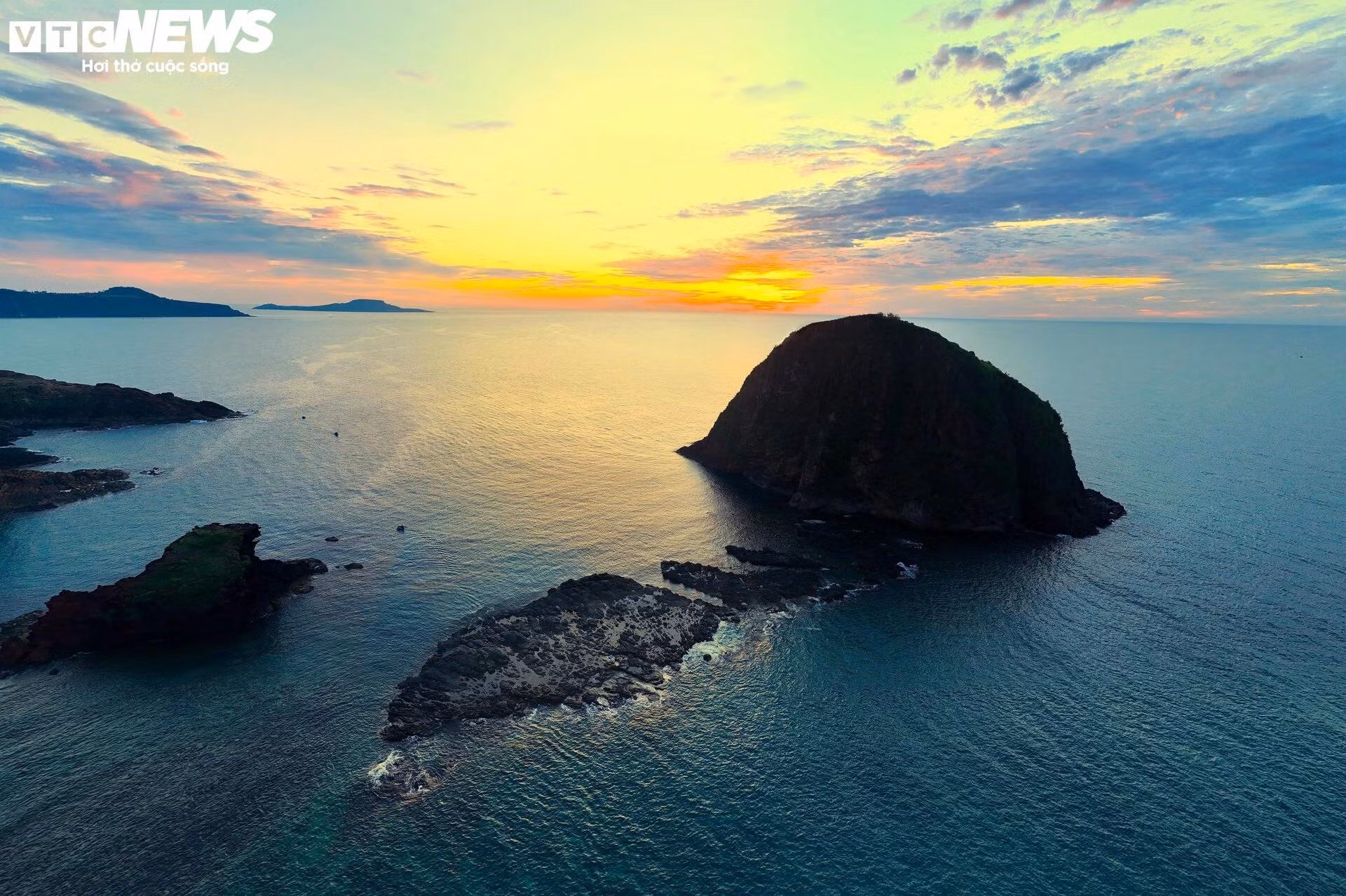 La beauté immaculée de Hon Yen et Hon Sun est clairement visible à l'aube et au crépuscule. C'est pourquoi de nombreux touristes viennent ici dès 4 heures du matin, avec l'envie de voir le soleil se lever sur le pic de Hon Yen. Photo : VTC News.