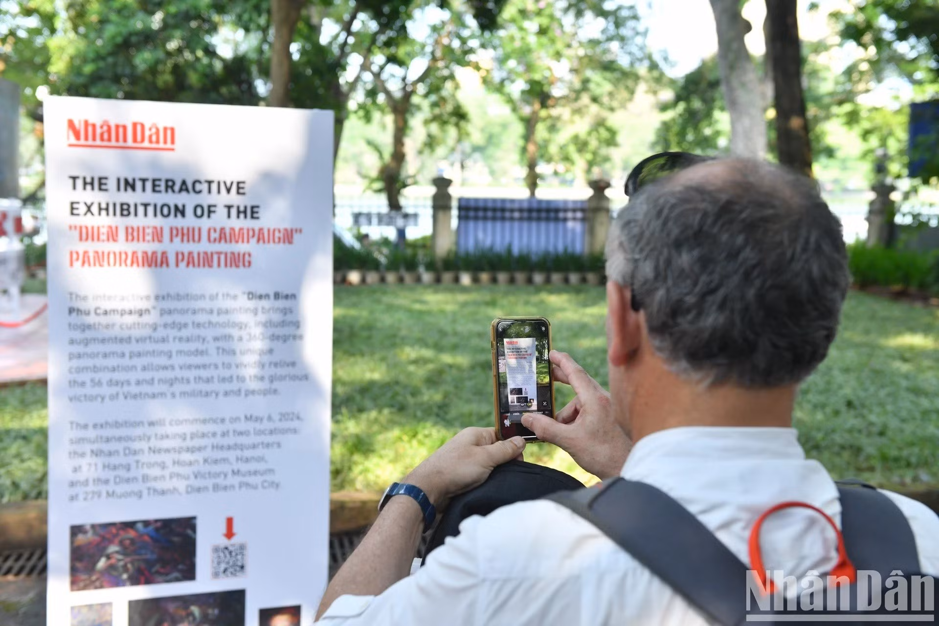 Les passionnés de technologie pourront utiliser leur téléphone portable pour scanner les codes QR disséminés sur le panorama et visualiser le tableau et ses détails à l’aide de la technologie de réalité augmentée. Les passionnés de technologie pourront utiliser leur téléphone portable pour scanner les codes QR disséminés sur le panorama et visualiser le tableau et ses détails à l’aide de la technologie de réalité augmentée.