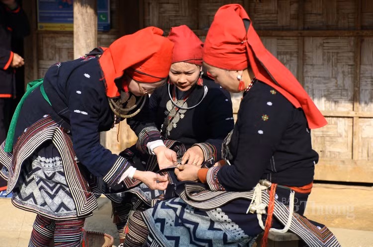 Les femmes Dao Tiền apprennent à leurs filles et petites-filles à broder.