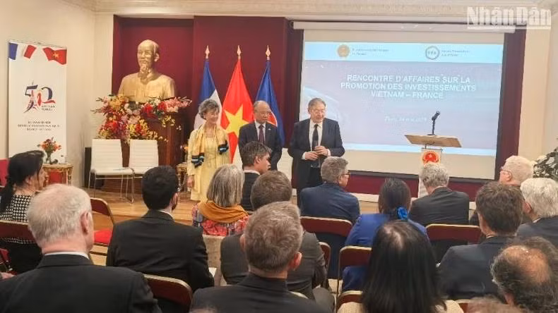 Selon Stève Gentili (à gauche), le Vietnam dispose actuellement de nombreux atouts et conditions favorables pour devenir une destination de premier plan en matière de commerce et d’investissement, et pour progresser rapidement vers son objectif de développement durable. Photo : NDEL.