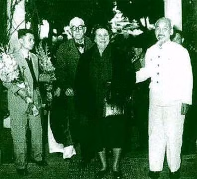 Le Président Hô Chi Minh s’est personnellement rendu à l’aéroport de Gia Lâm, à Hanoï, pour accueillir la famille de l’avocat Loseby. Photo d'archives : Musée Hô Chi Minh.