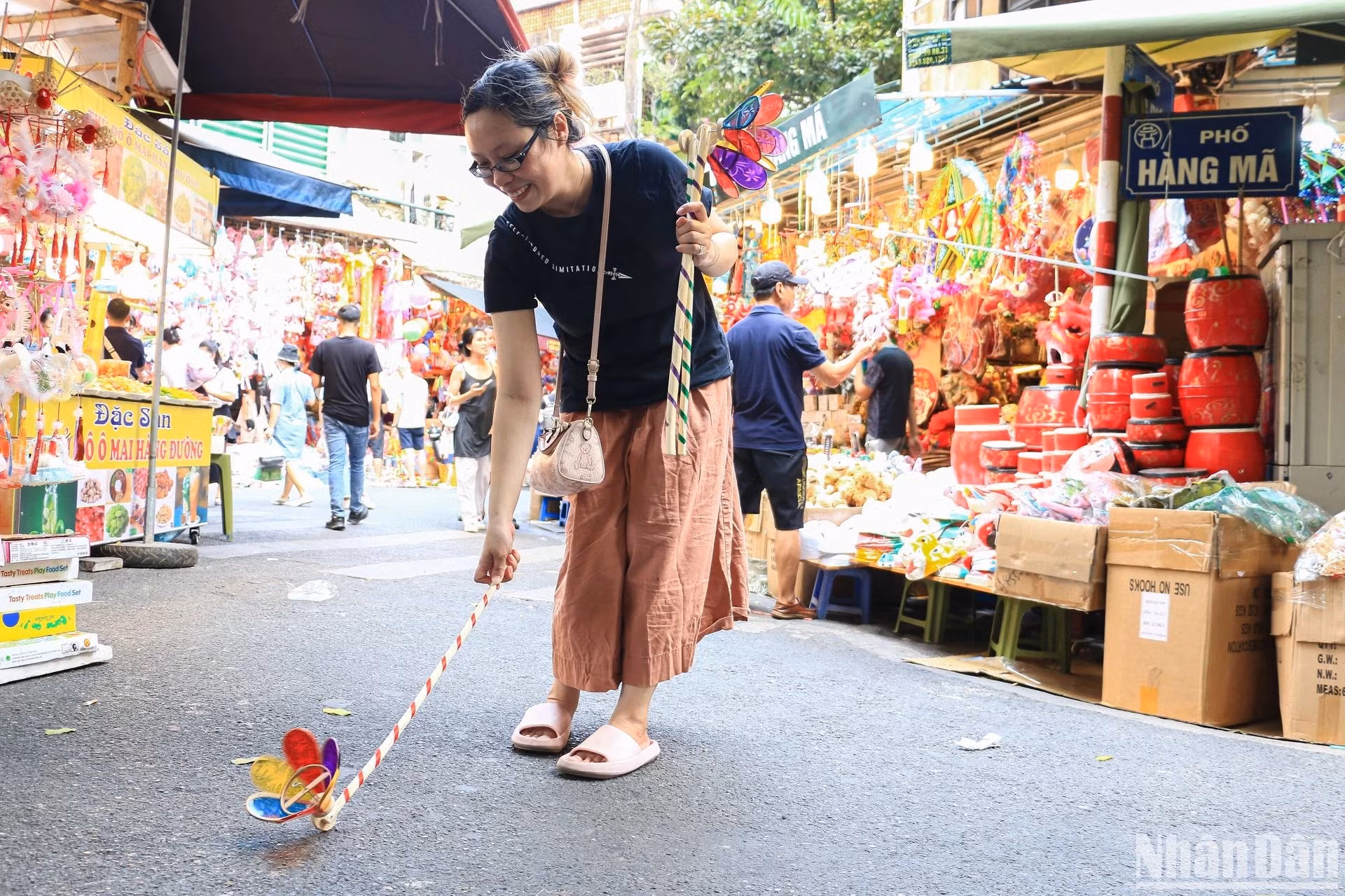 Hanoï : les jouets traditionnels de la Fête de la mi-automne inondent la rue Hàng Ma ảnh 2