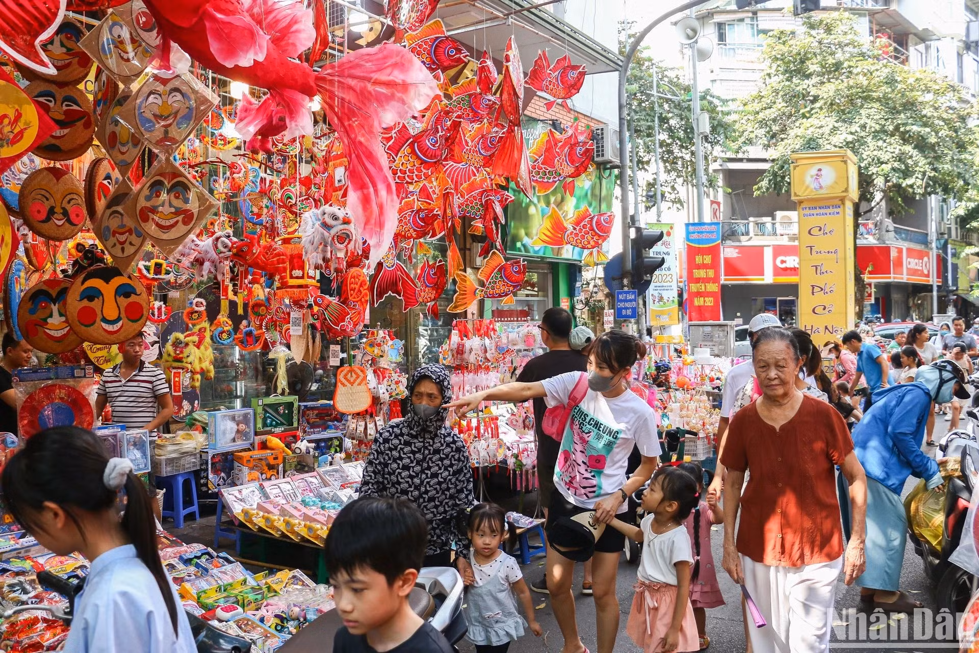 Hanoï : les jouets traditionnels de la Fête de la mi-automne inondent la rue Hàng Ma ảnh 13