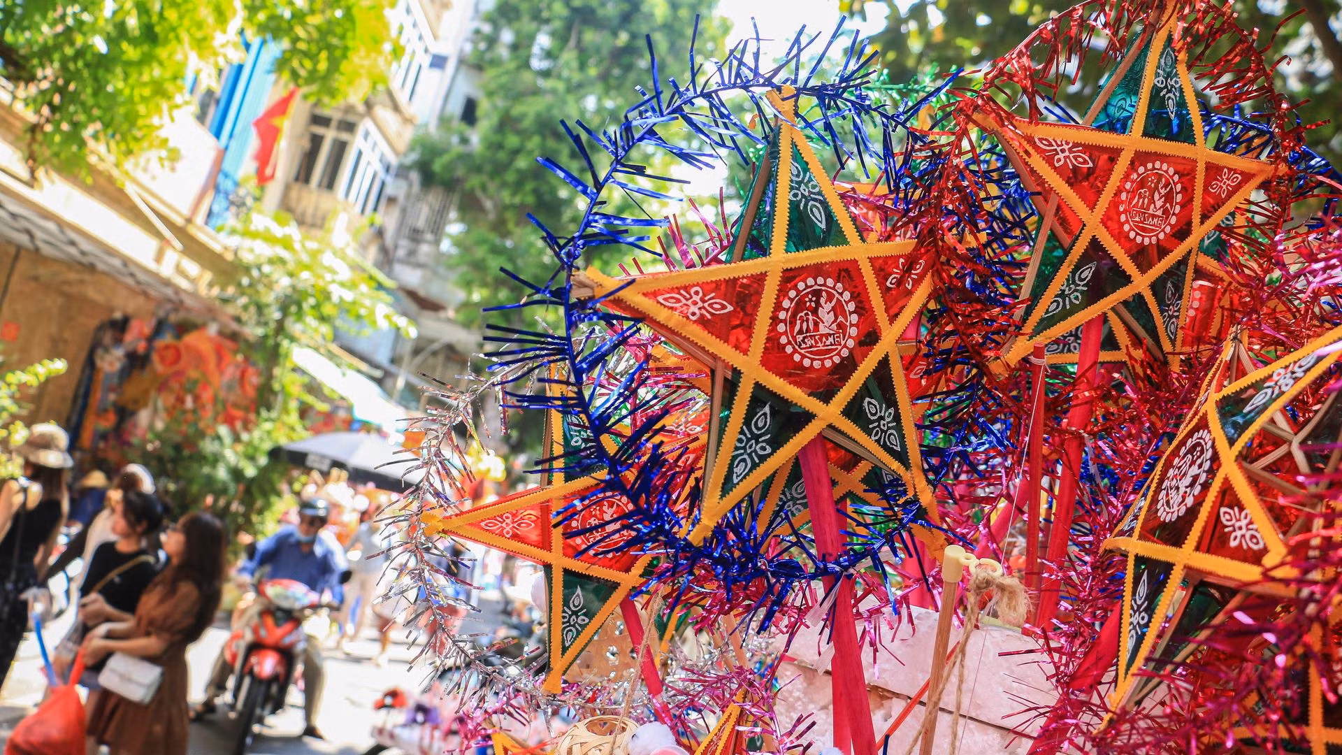 Hanoï : les jouets traditionnels de la Fête de la mi-automne inondent la rue Hàng Ma