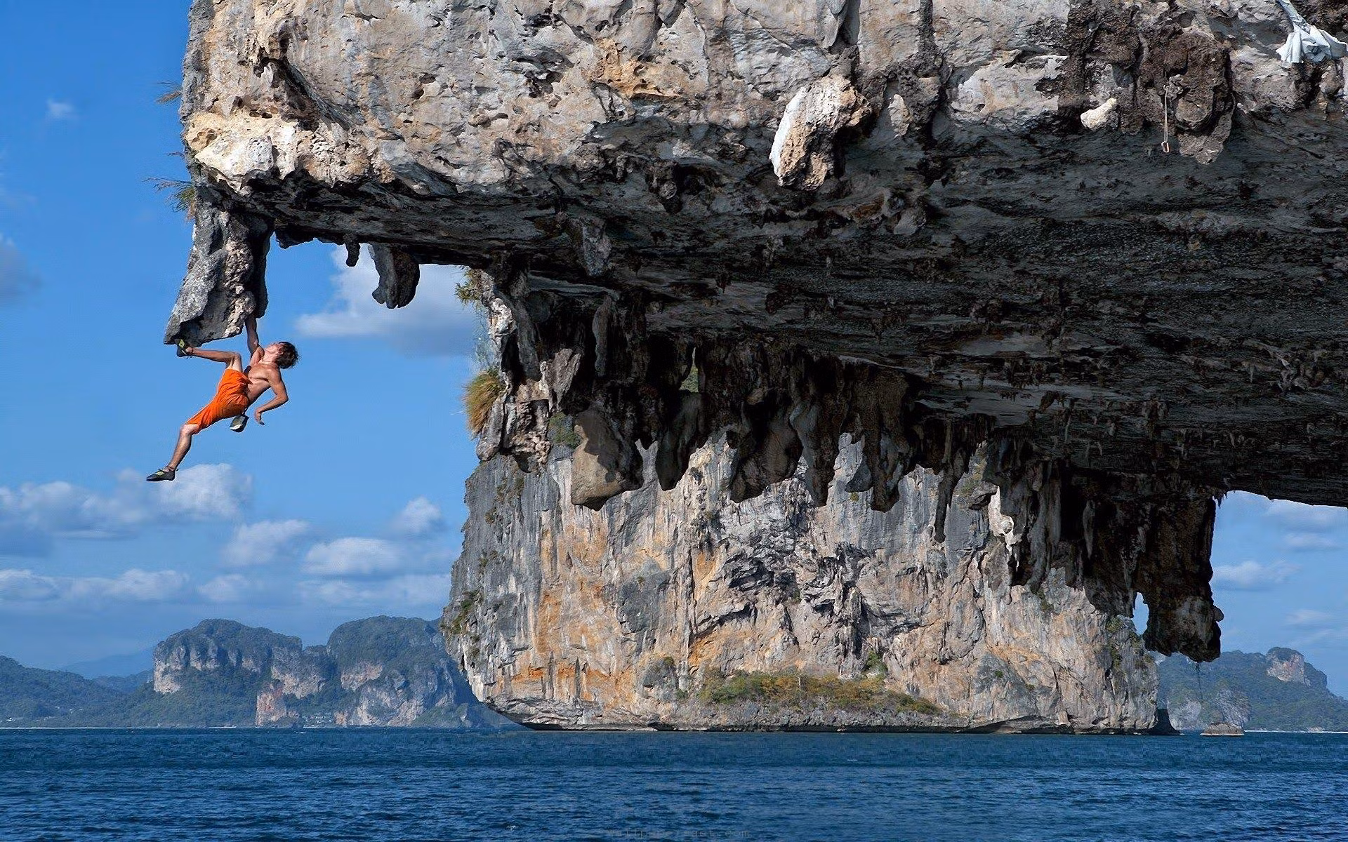 Escalade dans la baie de Ha Long. Photo : bestpricetravel
