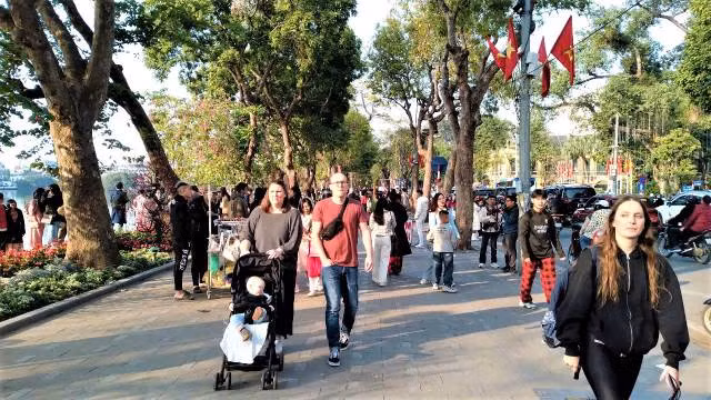 La région du lac Hoan Kiem et le vieux quartier de Hanoï sont bondés de gens, dont de nombreux étrangers. Photo : Quang Tuan/NDEL.