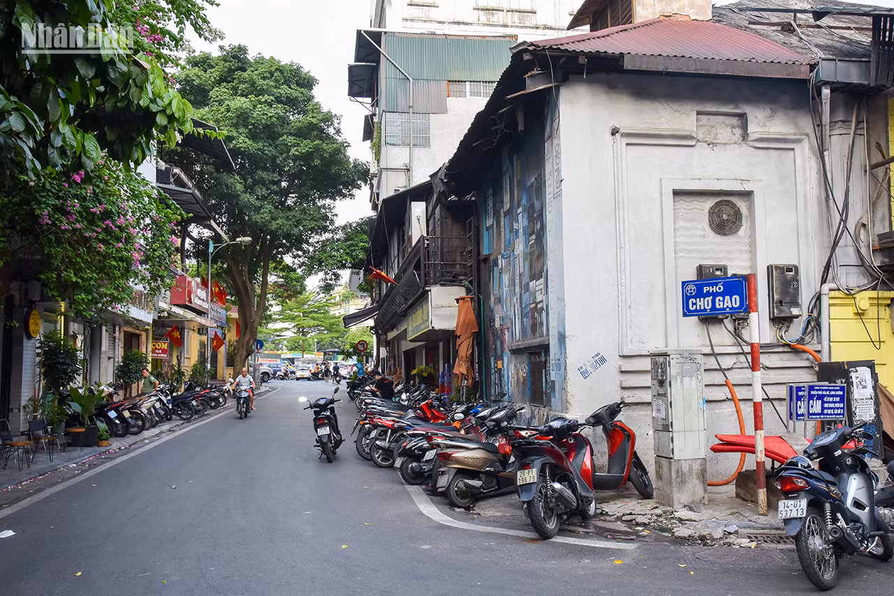 La rue Cho Gao (Marché de riz), dans l’arrondissement de Hoàn Kiêm, bien qu’elle ait peu de maisons, est un lieu de commerce très fréquenté. Au bout de la rue, elle est reliée à un secteur commercial très ancien. Beaucoup de gens y viennent faire des affaires.