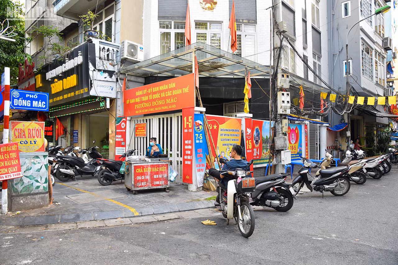 La rue Dông Mac de 60 m de long est située au bout de la rue Lo Duc, et une extrémité mène à la digue Trân Khat Chân (arrondissement de Hai Bà Trung). Dông Mac est le nom d’une porte de l’ancienne citadelle royale de Thang Long, au bout de la rue Lo Duc, adjacente à la rue Trân Khat Chân. C’était le terrain du village de Tho Lao, un hameau du village de Cam Hôi du canton de Hâu Nghiêm (ancien district de Tho Xuong), maintenant elle appartient au quartier de Dông Mac (arrondissement de Hai Bà Trung). La rue est courte, mais densément peuplée avec de nombreux services et activités de petits commerçants.