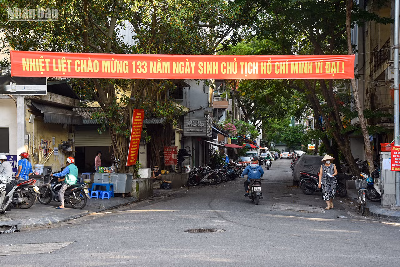 Les rues Yên Bai 1 et Yên Bai 2 sont adjacentes au marché aux puces et au marché Nguyên Công Tru, dans l’arrondissement de Hai Bà Trung. Il s’agit d’une zone commerciale animée jour et nuit, qui s’étale dans la rue et dans les ruelles, avec de nombreux magasins vendant une variété de produits tels que l’électronique, les produits mécaniques, les pièces détachées automobiles, les accessoires pour les motos, les haut-parleurs, les composants électroniques et les appareils électroménagers.