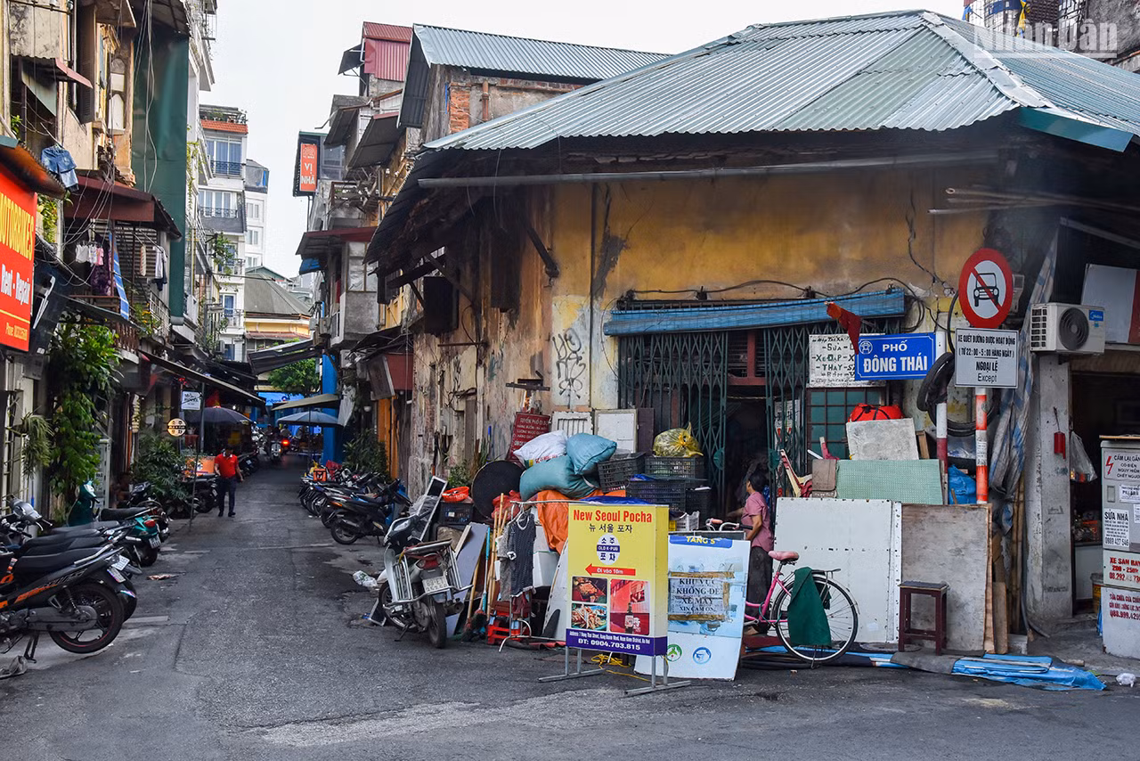 La rue Dông Thai, de 72 m de long et 3 m de large, va de l’intersection Trân Nhât Duât - Cho Gao à la rue Ma Mây, section reliant à la rue Hàng Buôm, arrondissement de Hoàn Kiêm. Elle a toujours l’apparence d’une ruelle étroite. Elle est petite, mais densément peuplée avec de nombreuses activités commerciales animées et des services de restauration.
