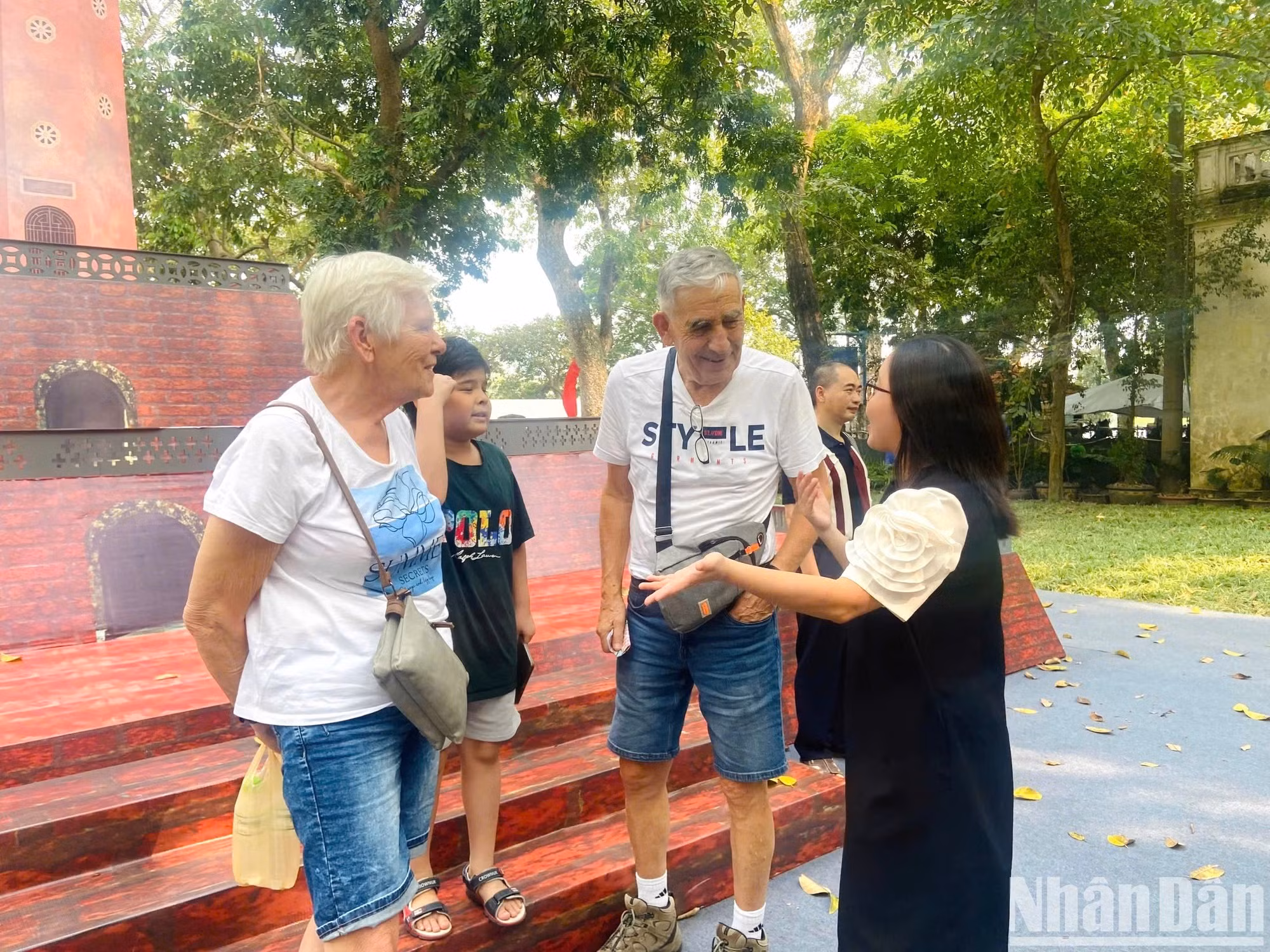 Les touristes étrangers ont été impressionnés par la manière créative dont le journal Nhân Dân a organisé l’exposition. Les touristes étrangers ont été impressionnés par la manière créative dont le journal Nhân Dân a organisé l’exposition.